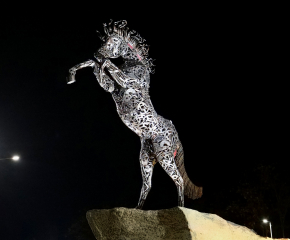 Обновяването на кръгово кръстовище в Ямбол завърши с поставянето на метална скулптура на кон   